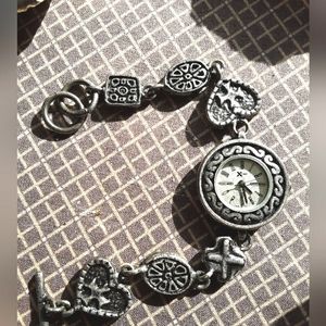 Silver tone women's watch, braclet style, needs battery.